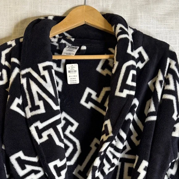 PINK Victoria's Secret Black and White Cozy Robe - Picture 2 of 6